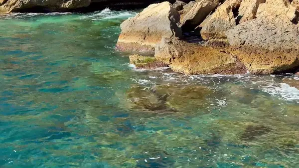 Engebeli kıyı şeridinin çarpıcı manzarası berrak turkuaz sularla buluşup nefes kesici bir manzara sunuyor.