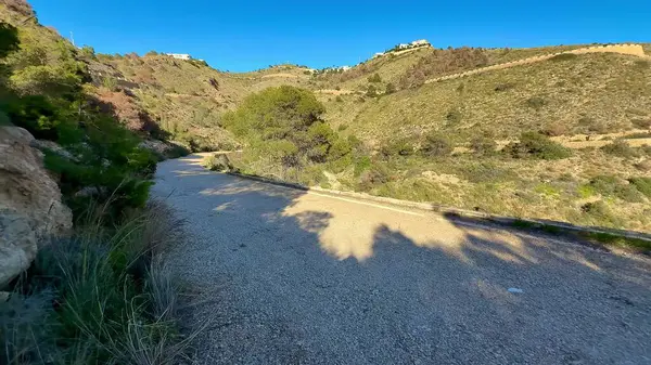 Bu dingin manzarada, bereketli tepeler ve canlı okyanuslarla çevrili pitoresk yolları keşfedin.