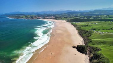 Altın kumları ve parlak mavi gökyüzünün altındaki zümrüt sularıyla nefes kesen bu sahili keşfedin.