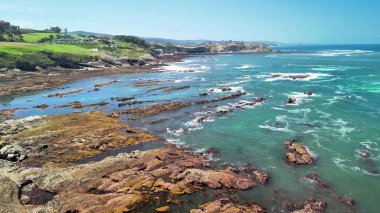 Muhteşem ve nefes kesici bir kıyı manzarası güzel kayalık kıyıları ve canlı turkuaz suyu sergiliyor.