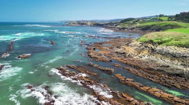Sersemletici hava manzarası engebeli bir kıyı şeridini gösteriyor. Canlı mavi suların yanında eşsiz kaya oluşumları var.