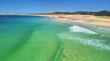Sakin bir plajın nefes kesici güzelliğini kristal suları ve çarpıcı manzarasıyla keşfedin.