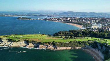 Nefes kesici bir kıyı şeridi ve okyanus kıyısında güzel bir golf sahası görmek.