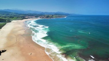 Berrak gök mavisi suları, yumuşak kumlar ve yemyeşil manzaralarla bu büyüleyici sahil cennetini keşfedin.