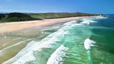 Su dalgaları ve altın kumları olan sakin bir sahilin nefes kesici manzarası, rahatlamak için mükemmel..