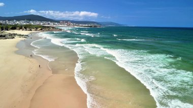 Sakinleştirici dalgaları ve nefes kesici manzaraları olan sakin bir kumsalın güzelliğini hissedin.