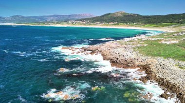 Gelin ve kayalık kıyı şeridi ve canlı okyanus renklerinin nefes kesici ve çarpıcı drone görüntülerini keşfedin.