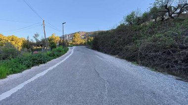 Yeşillik ve dağ manzaralarıyla çevrili güzel, dolambaçlı bir yol. Açık hava maceraları için mükemmel..