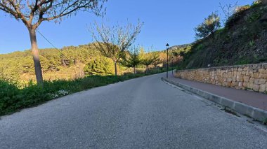 Yeşillik içinde güzel bir viraj yolu açık hava keşifleri ve heyecan verici macera aktiviteleri için mükemmeldir.