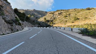 Sarmal dağ yolu nefes kesici manzaralar sunuyor ve gerçekten huzurlu bir sürüş deneyimi sağlıyor.