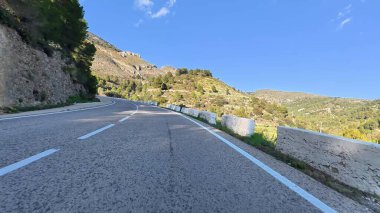 Dolambaçlı dağ yolu manzarası kesinlikle nefes kesici. Etrafı yemyeşil güzelliklerle çevrili.