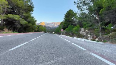 Dolambaçlı dağ yollarını keşfetmek araba sürmek ve bisiklete binmek için idealdir ve doğanın muazzam güzelliğinin tadını çıkarmaktır.