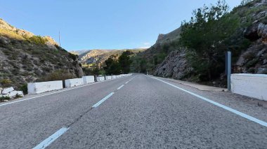 Doğa tarafından güzel bir şekilde çevrelenmiş dolambaçlı dağ yollarında inanılmaz nefes kesici bir sürüş deneyimi.