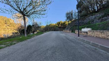 Huzurlu, huzurlu, dolambaçlı bir yol gür, canlı yeşillikler arasında dolaşır, doğa yürüyüşleri veya manzaralı dürtüler için mükemmeldir.