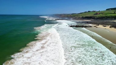 Bu nefes kesen kıyı manzarasında dalgaların kıyıya vuruşunun dingin güzelliğini hissedin..
