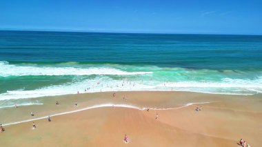 Güneş banyosunun ılık güneşin tadını çıkardığı berrak suların ve yumuşak kumların olduğu çarpıcı bir sahil.
