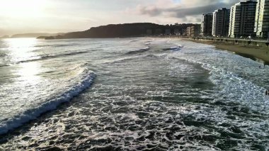 Gün batımında okyanus dalgaları doğanın özünü yakalar, bu sakin zamanda rahatlatıcı renkleri yansıtır.