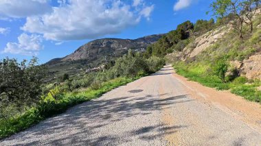 Göz kamaştırıcı manzaralar ve yemyeşil manzaralarla dolu manzaralı bir dağ yolunda sakin bir yolculuğa çıkın.