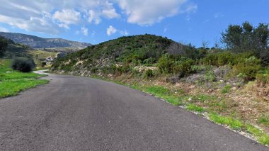 Huzurlu dağ yollarını keşfetmek için bir yolculuğa çıkın. Orada yemyeşil ve zarif manzaralar bulacaksınız.