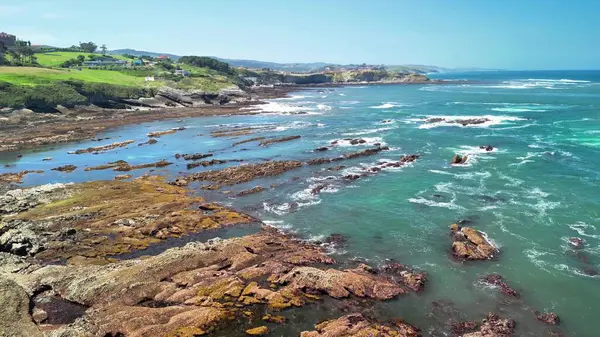 Muhteşem ve nefes kesici bir kıyı manzarası güzel kayalık kıyıları ve canlı turkuaz suyu sergiliyor.