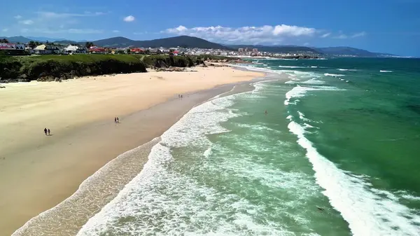 Göz kamaştırıcı bir sahil manzarası kumlu sahilleri ve dalgalı okyanus dalgalarını gözler önüne seriyor.