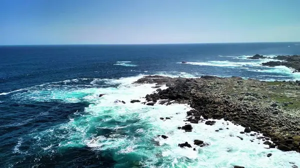 İnanılmaz insansız hava aracı görüntüleri güçlü dalgaların engebeli kayalara çarptığını gösteriyor.