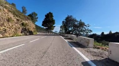 Güzel, dolambaçlı bir yol verimli tepeler ve berrak gökyüzü boyunca esiyor. Macera ve unutulmaz deneyimler için mükemmel.