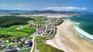 Nefes kesen hava çekimleri nefes kesici bir sahili ve büyüleyici bir sahil topluluğunu gözler önüne seriyor.