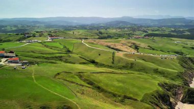 İdeal kaçış deneyimi için yeşil tepelerin ve sakin plajların çarpıcı sahil manzaralarını keşfedin.