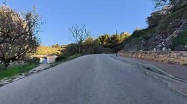 Huzurlu, huzurlu, dolambaçlı bir yol gür, canlı yeşillikler arasında dolaşır, doğa yürüyüşleri veya manzaralı dürtüler için mükemmeldir.