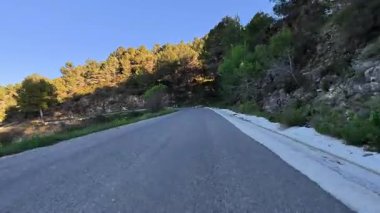 Dönek bir yol, bereketli ağaçların ve dağların arasında dolanıyor, heyecan verici maceralar ve keşifler davet ediyor.