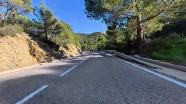 Dönek bir yol boyunca canlı ağaçlarla ve dingin bir dağ zeminiyle çarpıcı manzaralar boyunca bir yolculuğa çıkın.