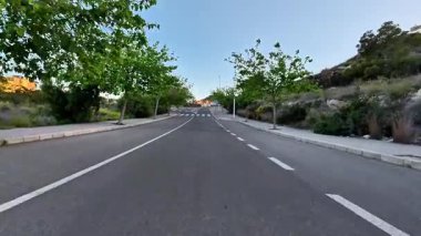 Bereketli yeşilliklerle çevrili, sakin yürüyüşler ve heyecan verici bisiklet maceraları için mükemmel sakin bir yol.