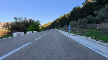 Görkemli dağlarda güzel, dolambaçlı bir yol, göz kamaştırıcı ve nefes kesici doğal manzaralar