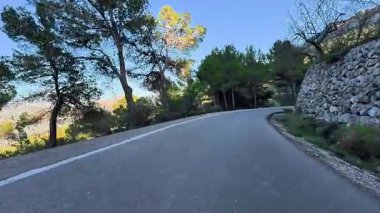 Ağaçlarla ve manzaralarla çevrili güzel, dolambaçlı bir yol. Sürüş ve maceralar için ideal..