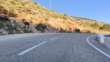 Güzel, dolambaçlı bir dağ yolunda, heyecan verici maceralar için mükemmel bir yolculuğa çıkın.