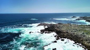 İnanılmaz insansız hava aracı görüntüleri güçlü dalgaların engebeli kayalara çarptığını gösteriyor.