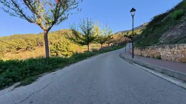 Yeşillik içinde güzel bir viraj yolu açık hava keşifleri ve heyecan verici macera aktiviteleri için mükemmeldir.