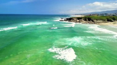 Kendinizi turkuaz suların ve bu sakin kıyı manzarasının engebeli kıyılarının çarpıcı güzelliğine daldırın.