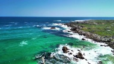 Uçsuz bucaksız mavi gökyüzünün altında engebeli bir kıyı şeridinin turkuaz sularla buluşması çarpıcı bir deneyim.