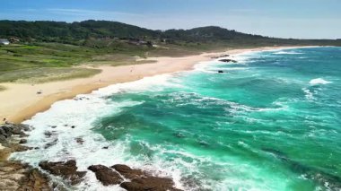 Gelin ve bu nefes kesici sahneyi keşfedin, büyüleyici turkuaz dalgalar altın kuma çarpıyor.