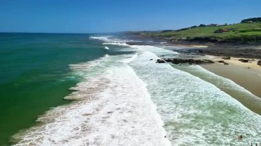 Bu nefes kesen kıyı manzarasında dalgaların kıyıya vuruşunun dingin güzelliğini hissedin..