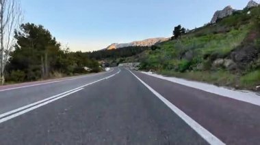 Güzel manzaralar ve serin manzaralarla çevrili büyüleyici, dolambaçlı bir yol keşfetmek, macera için ideal.