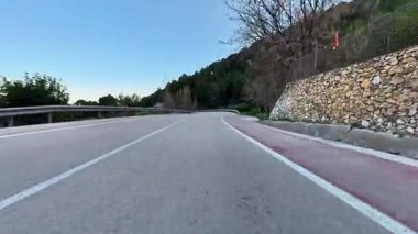 Yoğun ağaçlar ve doğa ile çevrili pitoresk, dolambaçlı bir yol güzellik, manzaralı sürüş için mükemmel..