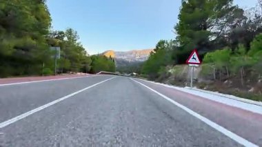 Dolambaçlı dağ yollarını keşfetmek araba sürmek ve bisiklete binmek için idealdir ve doğanın muazzam güzelliğinin tadını çıkarmaktır.