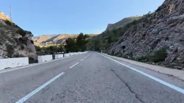 Doğa tarafından güzel bir şekilde çevrelenmiş dolambaçlı dağ yollarında inanılmaz nefes kesici bir sürüş deneyimi.