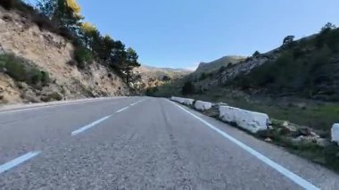 Dolambaçlı bir dağ yolunun nefes kesici güzelliğini yakalayın. Tamamen büyüleyici doğa manzarasıyla çevrili.