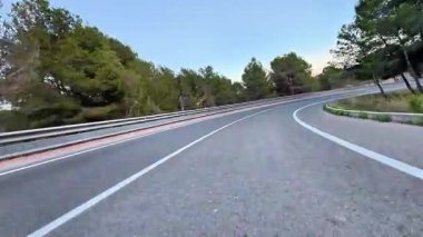 Yeşillik ve görkemli dağlarla sarmalanmış çarpıcı, güzel, dolambaçlı bir yol. Manzaralı sürüş için ideal.