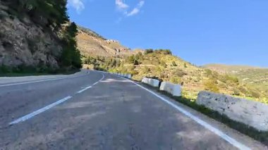 Dolambaçlı dağ yolu manzarası kesinlikle nefes kesici. Etrafı yemyeşil güzelliklerle çevrili.