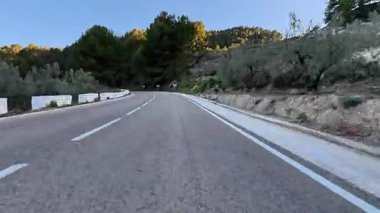 Yeşillik ve zeytin ağaçlarıyla çevrili çarpıcı, dolambaçlı bir yol boyunca manzaralı bir yolculuğa çıkın.